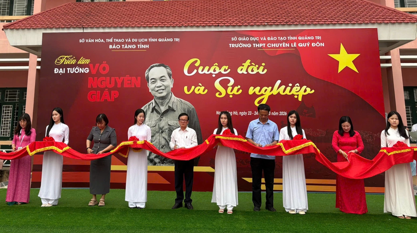 Ban tổ chức cắt băng khai mạc triển lãm “Đại tướng Võ Nguyên Giáp - Cuộc đời và sự nghiệp”.