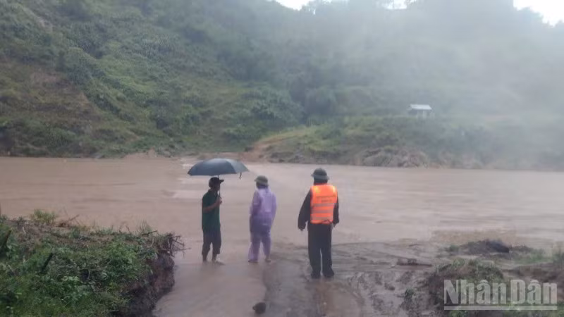 Nhiều ngầm tràn ở các xã miền núi phía nam tỉnh Quảng Trị bị ngập từ 0,4-1m, gây chia cắt giao thông.