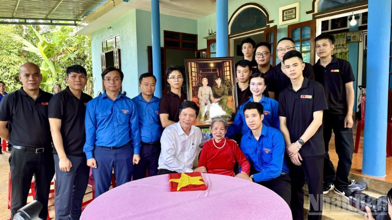 Đoàn công tác Trung ương Đoàn Thanh niên Cộng sản Hồ Chí Minh kính tặng Mẹ Lê Thị Mót những bức ảnh, đoạn phim tái hiện hình ảnh Mẹ bên người con trai duy nhất, được thực hiện bằng công nghệ trí tuệ nhân tạo.