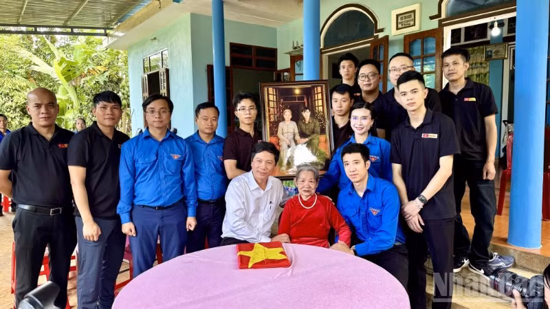 Đoàn công tác Trung ương Đoàn Thanh niên Cộng sản Hồ Chí Minh kính tặng Mẹ Lê Thị Mót những bức ảnh, đoạn phim tái hiện hình ảnh Mẹ bên người con trai duy nhất, được thực hiện bằng công nghệ trí tuệ nhân tạo.