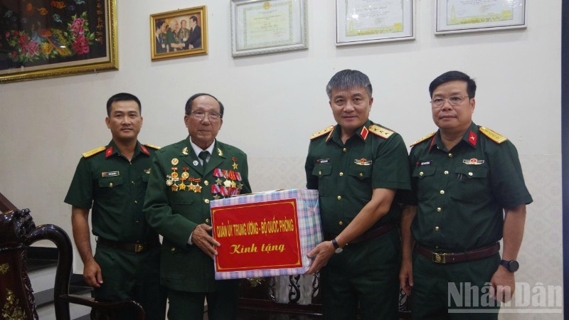 Đoàn công tác Quân ủy Trung ương, Bộ Quốc phòng đến thăm, tặng quà cho Anh hùng lực lượng vũ trang Trương Đức Hai, tại phường Đông Hà.