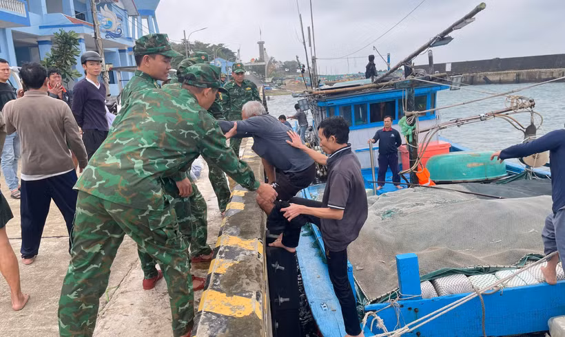 Đồn Biên phòng Cồn Cỏ hỗ trợ các thuyền viên tàu bị nạn lên bờ an toàn.