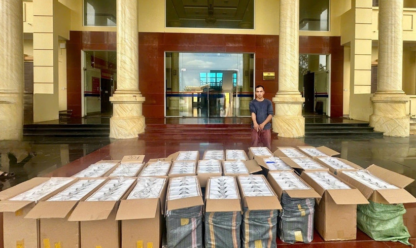 Tài xế Lâm Ngọc Hoa cùng tang vật. (Ảnh: Công an tỉnh Quảng Trị)