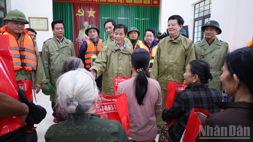 Phó Thủ tướng Chính phủ Mai Văn Chính thăm, tặng quà động viên bà con vùng "rốn lũ" tại xã Diên Sanh, tỉnh Quảng Trị.