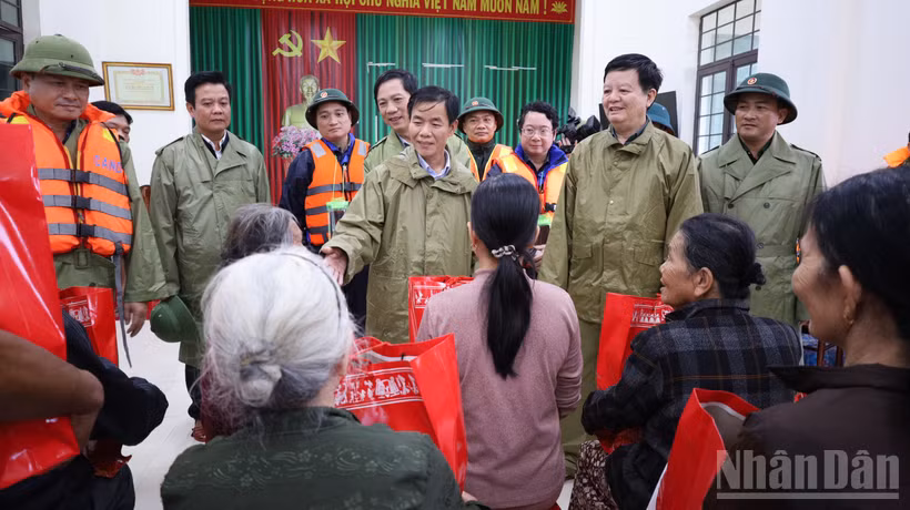 Phó Thủ tướng Chính phủ Mai Văn Chính thăm, tặng quà động viên bà con vùng "rốn lũ" tại xã Diên Sanh, tỉnh Quảng Trị.