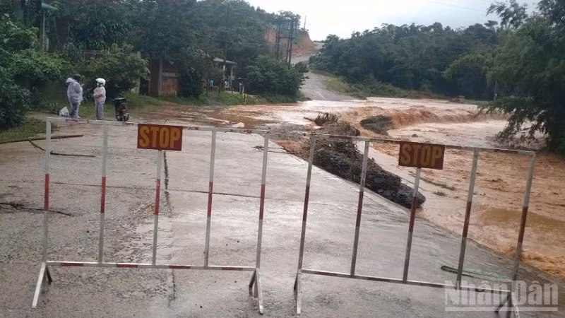 Nhiều ngầm tràn ở các xã khu vực miền núi phía Tây Nam của tỉnh Quảng Trị bị ngập sâu.