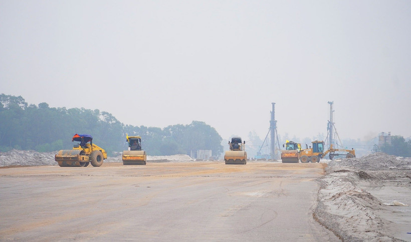 Thi công đường cất, hạ cánh tại Cảng hàng không Quảng Trị.