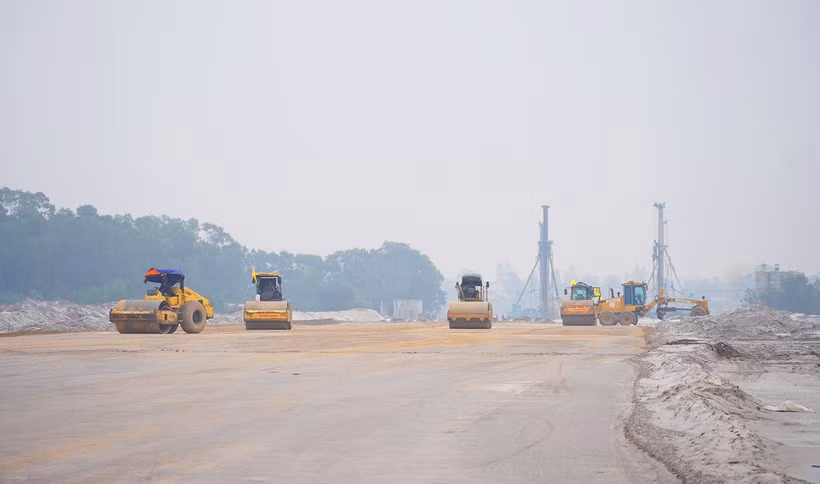 Thi công đường cất, hạ cánh tại Cảng hàng không Quảng Trị.