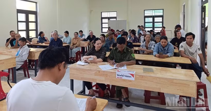 Xã Ba Lòng, tỉnh Quảng Trị tổ chức trao quà cho người nhân dịp kỷ niệm 80 năm Cách mạng Tháng Tám và Quốc khánh 2/9.