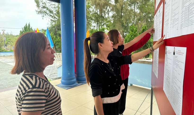 Cử tri đặc khu Cồn Cỏ theo dõi danh sách, tiểu sử người ứng cử.