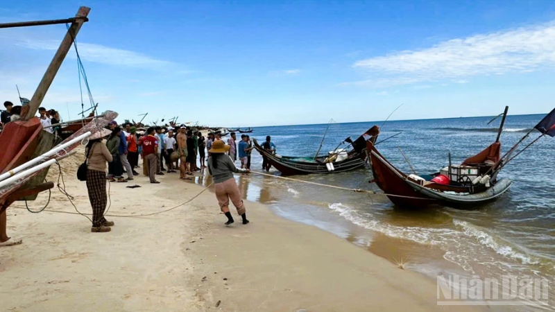 Thuyền đánh cá của ngư dân M.V.L. trôi dạt trên biển được người dân đưa vào bờ.