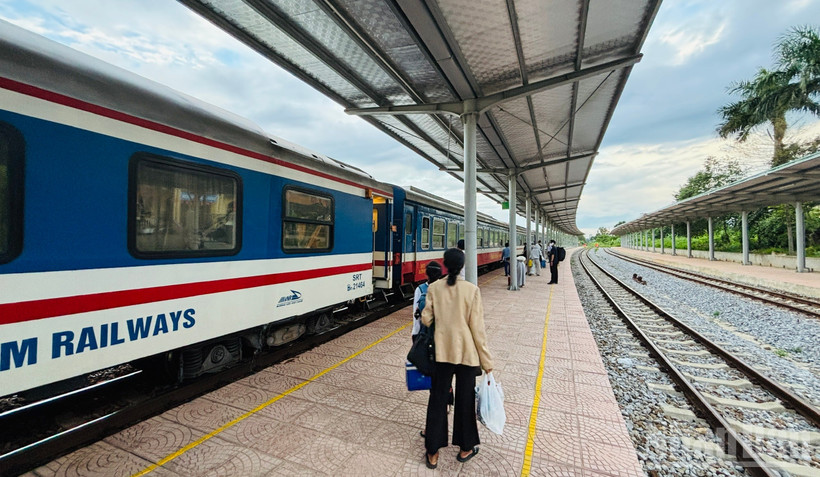 Các đoàn tàu đi từ bắc vào nam tạm dừng tại ga Đông Hà do tuyến đường sắt Quảng Trị-Huế bị ngập.