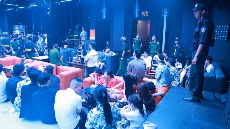 Lực lượng công an tỉnh Quảng Trị phát hiện nhiều đối tượng dương tính với ma túy khi kiểm tra vũ trường, nhà hàng. (Ảnh: Công an Quảng Trị)