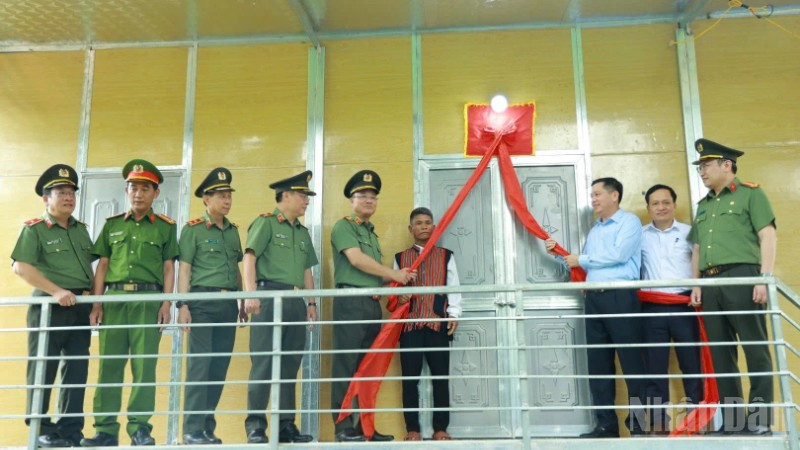 Các đại biểu thực hiện nghi thức khánh thành nhà mới cho các hộ nghèo, hộ khó khăn về nhà ở.