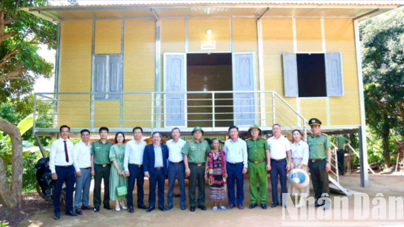 Ban Chỉ đạo xóa nhà tạm, nhà dột nát tỉnh Quảng Trị đến thăm và tặng quà chúc mừng các hộ gia đình nghèo ở huyện Hướng Hóa được hỗ trợ xây dựng nhà mới.