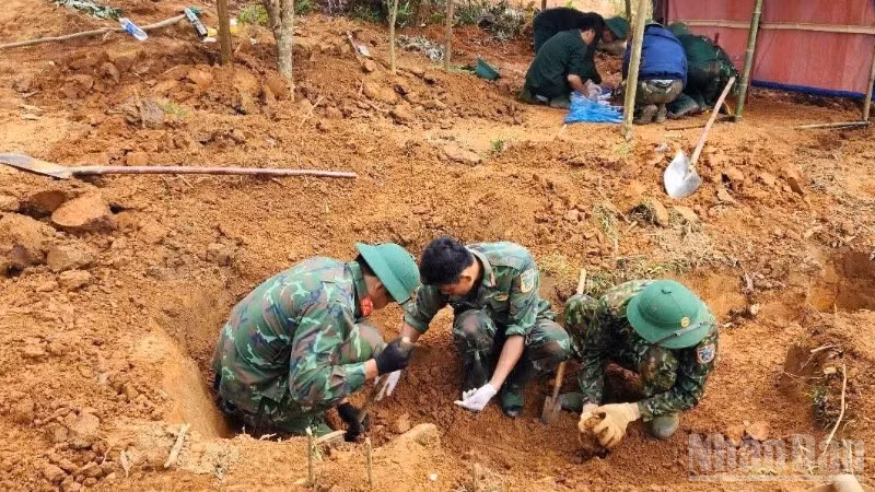 Đội Quy tập hài cốt liệt sĩ Đoàn Kinh tế-Quốc phòng 337 tìm kiếm, cất bốc tại khu vực thôn Xa Re, xã Khe Sanh, tỉnh Quảng Trị.