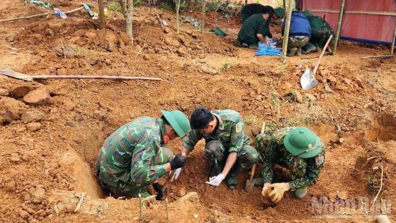 Đội Quy tập hài cốt liệt sĩ Đoàn Kinh tế-Quốc phòng 337 tìm kiếm, cất bốc tại khu vực thôn Xa Re, xã Khe Sanh, tỉnh Quảng Trị.