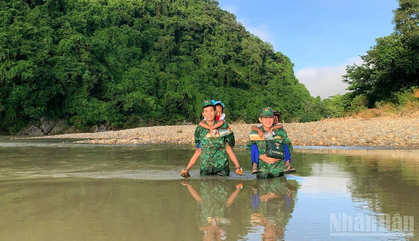 Chiến sĩ Đồn Biên phòng Hướng Lập cõng các em học sinh đến trường kịp giờ khai giảng năm học mới 2025-2026.