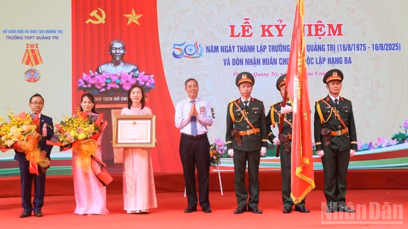 Trường trung học phổ thông Quảng Trị vinh dự đón nhận Huân chương Độc lập hạng Ba vào dịp kỷ niệm 50 năm thành lập.