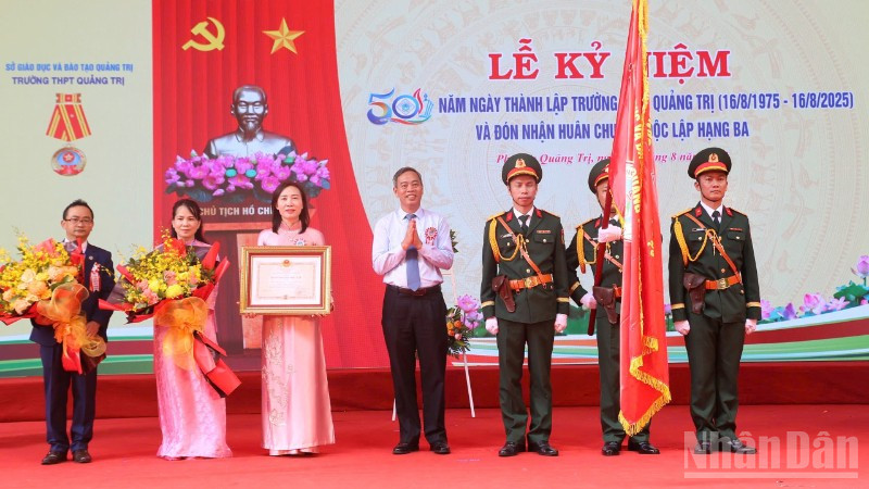 Trường trung học phổ thông Quảng Trị vinh dự đón nhận Huân chương Độc lập hạng Ba vào dịp kỷ niệm 50 năm thành lập.