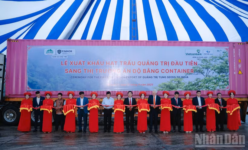 Đại biểu thực hiện nghi thức cắt băng xuất khẩu lô hàng hạt trẩu đầu tiên sang Ấn Độ.