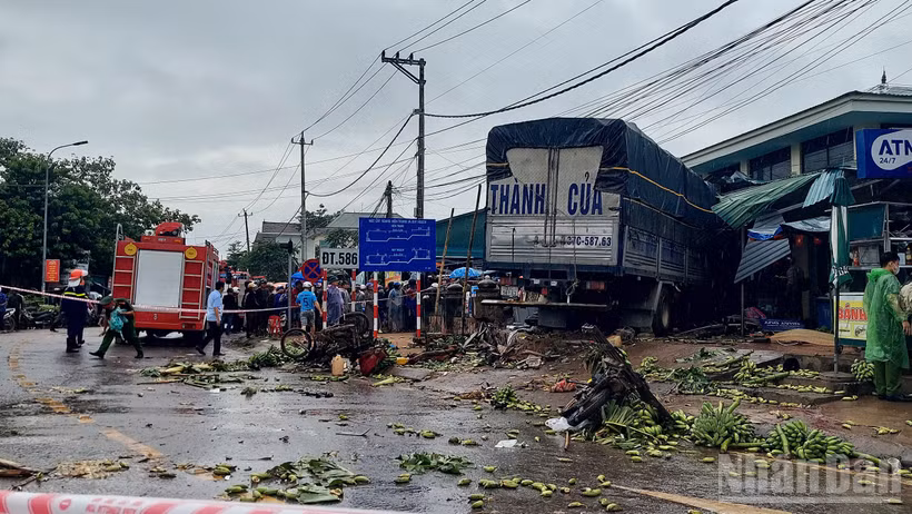 Hiện trường vụ tại nạn nghiêm trọng tại khu vực chợ Tân Long, xã Lao Bảo.