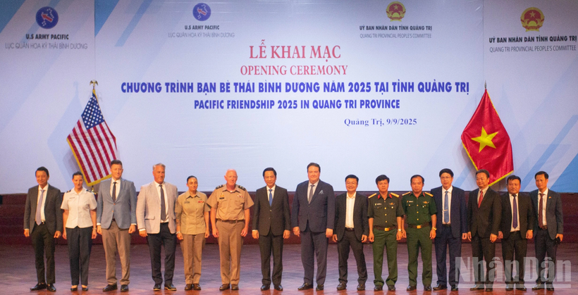 Đại diện Bộ Ngoại giao Việt Nam, lãnh đạo tỉnh Quảng Trị chụp hình lưu niệm cùng đoàn công tác của Đại sứ quán Hoa Kỳ tại Việt Nam.