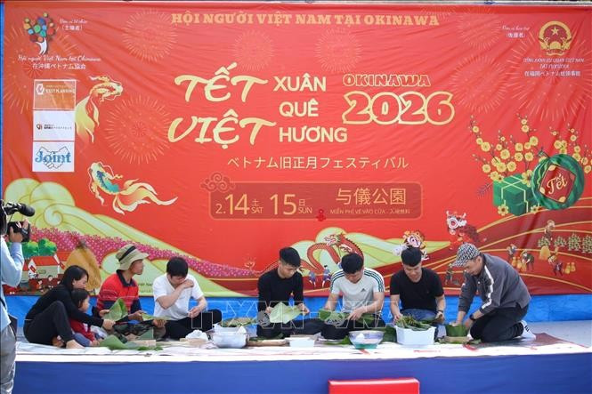Hoạt động gói bánh chưng được tổ chức tại Okinawa. (Ảnh: Phạm Tuân/PV TTXVN tại Nhật Bản)