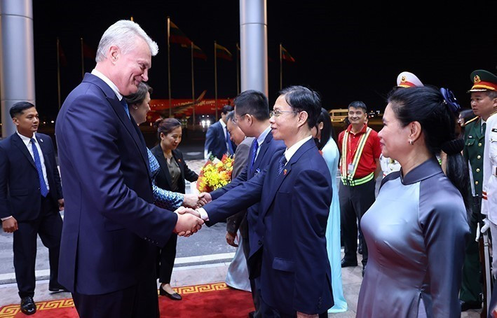 Đại diện Văn phòng Chủ tịch nước, Bộ Ngoại giao đón Tổng thống nước Cộng hòa Litva Gitanas Nauseda và Phu nhân tại Sân bay Quốc tế Nội Bài. (Ảnh: Phạm Kiên/TTXVN) vna-potal-tong-thong-litva-bat-dau-chuyen-tham-chinh-thuc-viet-nam-8086368.jpg