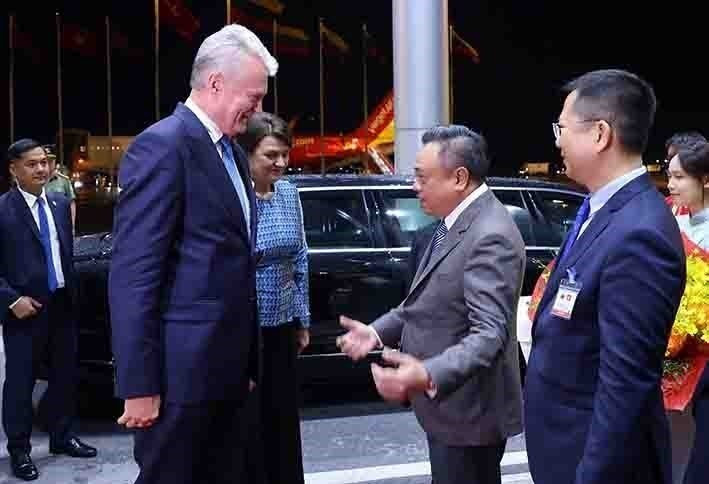 Chủ tịch Ủy ban Nhân dân thành phố Hà Nội Trần Sỹ Thanh đón Tổng thống nước Cộng hòa Litva Gitanas Nauseda và Phu nhân tại Sân bay quốc tế Nội Bài . (Ảnh: Phạm Kiên/TTXVN) vna-potal-tong-thong-litva-bat-dau-chuyen-tham-chinh-thuc-viet-nam-8086360.jpg