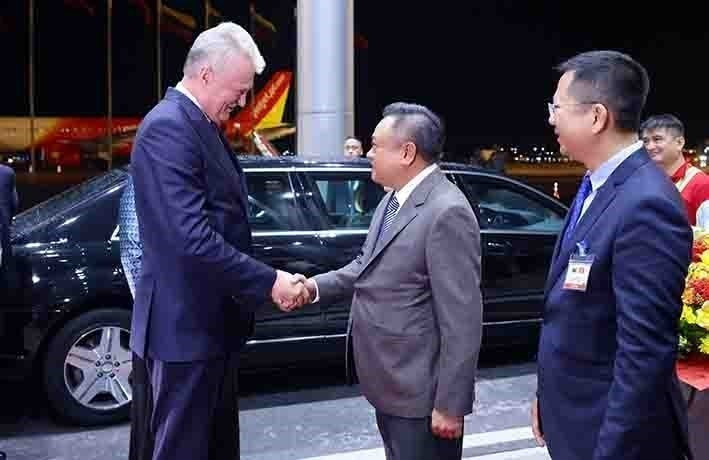 Chủ tịch Ủy ban Nhân dân thành phố Hà Nội Trần Sỹ Thanh đón Tổng thống nước Cộng hòa Litva Gitanas Nauseda và Phu nhân tại Sân bay quốc tế Nội Bài. (Ảnh: Phạm Kiên/TTXVN) vna-potal-tong-thong-litva-bat-dau-chuyen-tham-chinh-thuc-viet-nam-8086359.jpg