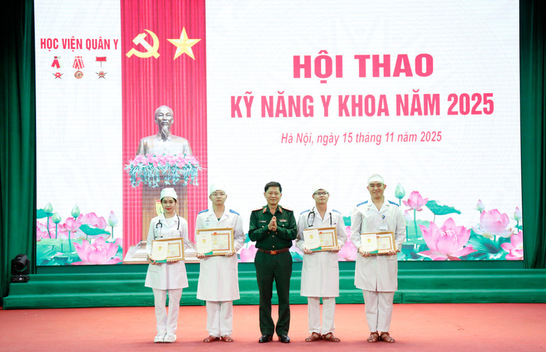 Generalmajor, docent, Dr. Nguyen Van Nam delade ut förtjänstbevis till de lag som deltog i sportfestivalen. l7a9921.jpg