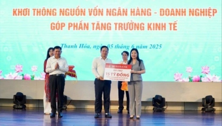 Ông Hoàng Minh Ngọc, Phó Tổng Giám đốc Agribank trao tặng tỉnh Thanh Hóa 15 tỷ đồng trong chương trình “Xóa nhà tạm, nhà dột nát” trên địa bàn tỉnh. a5-dc-hoang-minh-ngoc-pho-tong-giam-doc-agribank-trao-tang-tinh-thanh-hoa-15-ty-d.jpg