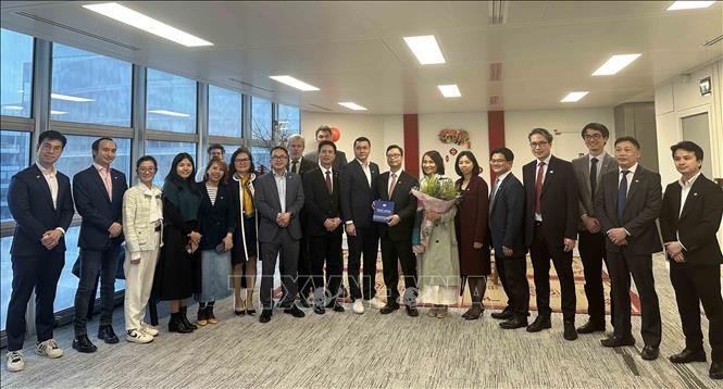 Đoàn công tác do Đại sứ Trịnh Đức Hải dẫn đầu chụp ảnh lưu niệm với doanh nghiệp FPT tại Pháp.