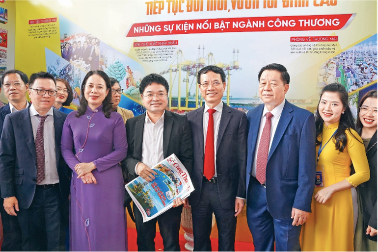 អនុប្រធានរដ្ឋ Vo Thi Anh Xuan ប្រធាននាយកដ្ឋានឃោសនាមជ្ឈិម លោក Nguyen Trong Nghia រដ្ឋមន្ត្រីក្រសួងព័ត៌មាន និងទំនាក់ទំនង Nguyen Manh Hung និងប្រធានសមាគមអ្នកកាសែតវៀតណាម Le Quoc Minh បានអញ្ជើញទៅទស្សនាស្តង់កាសែត Cong Thuong ក្នុងមហោស្រពសារព័ត៌មានជាតិឆ្នាំ ២០២៣។ picture7.png