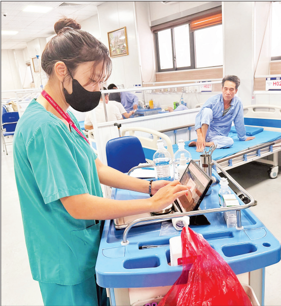 Điều dưỡng của Bệnh viện Đại học Y Hà Nội - cơ sở Hoàng Mai theo dõi, giám sát quá trình điều trị người bệnh nội trú trên bệnh án điện tử. anh-man-hinh-2025-07-23-luc-43918-sa.png