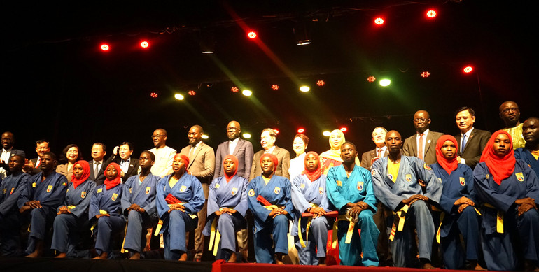 Chủ tịch Quốc hội Trần Thanh Mẫn và Phu nhân Nguyễn Thị Thanh Nga cùng Chủ tịch Quốc hội Senegal Malick Ndiaye chụp ảnh cùng các võ sinh Câu lạc bộ Vovinam tại Thủ đô Dakar. (Ảnh: VĂN CHÚC) chu-tich-quoc-hoi-tran-thanh-man-va-phu-nhan-nguyen-thi-thanh-nga-cung-chu-tich-quoc-hoi-senegal-malick-ndiaye-chup-anh-cung-cac-vo-sinh-cau-lac-bo-vovinam-dakathuong-thuc-ca.jpg