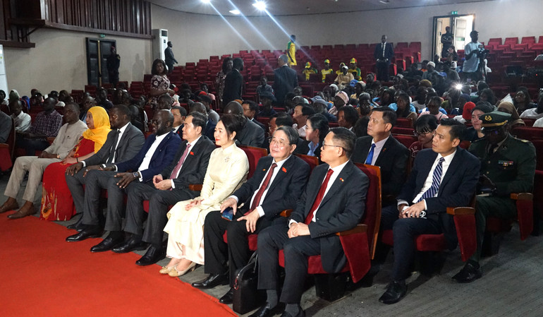 Chủ tịch Quốc hội Trần Thanh Mẫn và Phu nhân Nguyễn Thị Thanh Nga cùng Chủ tịch Quốc hội Senegal Malick Ndiaye thưởng thức các màn biểu diễn võ thuật do võ sinh Liên đoàn Vovinam Senegal biểu diễn. (Ảnh: VĂN CHÚC) chu-tich-quoc-hoi-tran-thanh-man.jpg