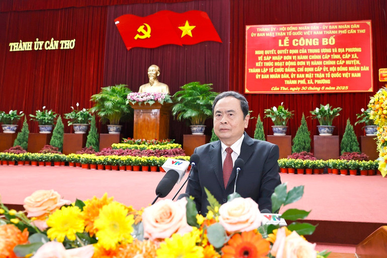 Chủ tịch Quốc hội Trần Thanh Mẫn phát biểu chỉ đạo. (Ảnh: TTXVN) vna-potal-chu-tich-quoc-hoi-du-le-cong-bo-nghi-quyet-sap-nhap-don-vi-hanh-chinh-cap-tinh-tai-thanh-pho-can-tho-8122016.jpg