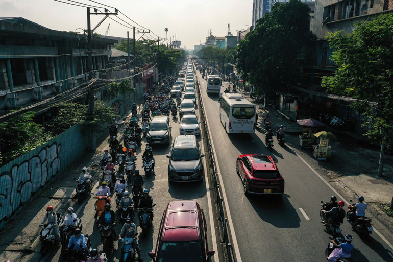 Hàng dài ô-tô trên đường Nguyễn Tất Thành, Quận 4, Thành phố Hồ Chí Minh. (Ảnh HẢI LONG) 7-o-too-1.jpg