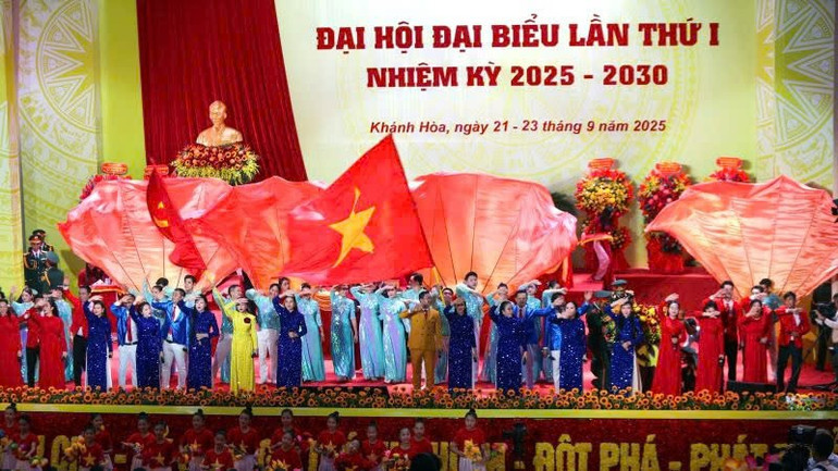កម្មវិធីសម្តែងសិល្បៈពិសេស ដើម្បីស្វាគមន៍សមាជ។ anh-anh-chuc-1.jpg