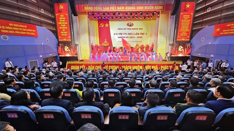 ទិដ្ឋភាពទូទៅនៃមហាសន្និបាតគណៈប្រតិភូលើកទី១ អាណត្តិ២០២៥-២០៣០ របស់គណៈកម្មាធិការបក្សខេត្ត Khanh Hoa។ anh-anh-chuc-4.jpg