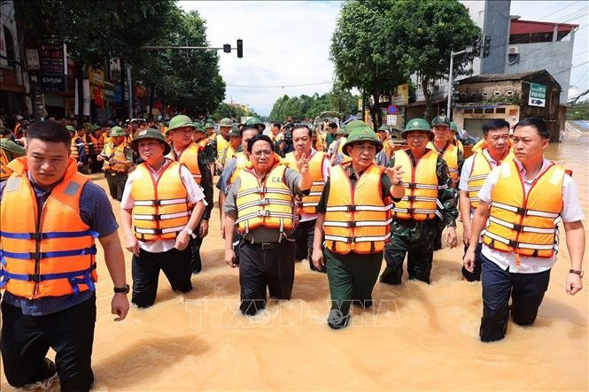 Thủ tướng Phạm Minh Chính chỉ đạo công tác cứu hộ, cứu nạn và khắc phục hậu quả lũ lụt gây ngập trên diện rộng tại khu vực phường Phan Đình Phùng, tỉnh Thái Nguyên, ngày 8/10/2025. (Ảnh: Dương Giang/TTXVN)