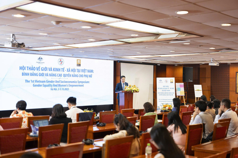 Çalıştayda Vietnam ve Dünya Ekonomisi Enstitüsü Müdür Yardımcısı Dr. Pham Anh Tuan konuştu. (Fotoğraf: CTCC) z7287656301518-26194845798bdee361da07f171a6d366.jpg