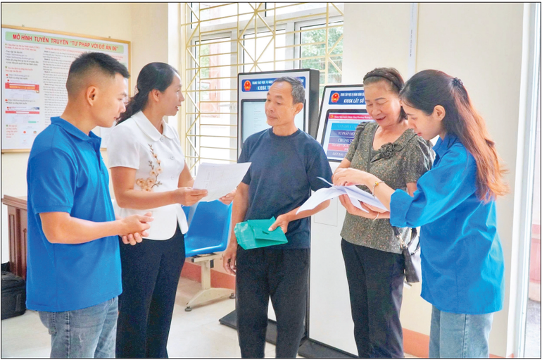 Cán bộ phường Mường Thanh, tỉnh Điện Biên hướng dẫn người dân cách gửi yêu cầu giải quyết thủ tục hành chính trên cổng thông tin điện tử. anh-man-hinh-2025-07-13-luc-45253-sa.png
