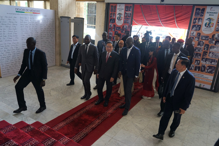 Chủ tịch Quốc hội Trần Thanh Mẫn và Phu nhân Nguyễn Thị Thanh Nga cùng Chủ tịch Quốc hội Senegal Malick Ndiaye, các thành viên Đoàn đại biểu cấp cao Việt Nam thăm Câu lạc bộ Vovinam tại Thủ đô Dakar. (Ảnh: VĂN CHÚC) ct1-1.jpg