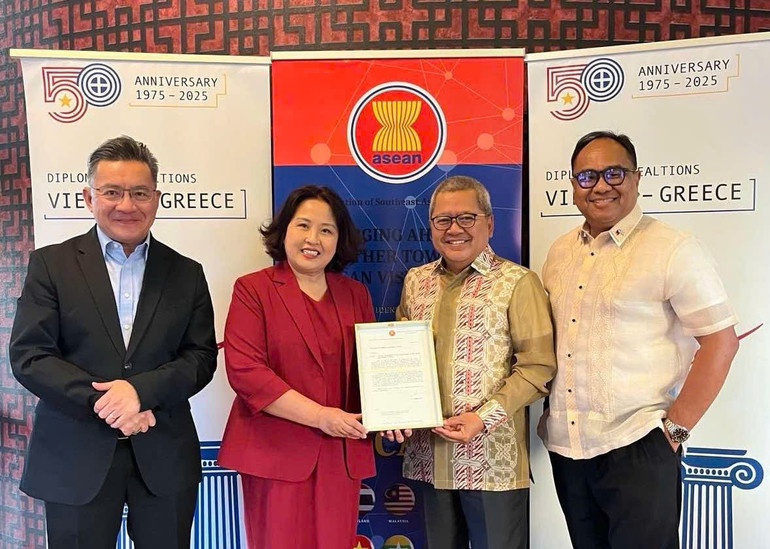 Đại sứ Phạm Thị Thu Hương bàn giao chức Chủ tịch Ủy ban ASEAN tại Hy Lạp cho Đại sứ Indonesia tại Hy Lạp. (Ảnh: Đại sứ quán Việt Nam tại Hy Lạp) anh-2.jpg