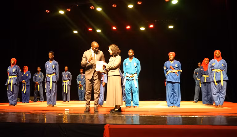 dai-dien-tap-doan-cong-nghiep-vien-thong-quan-doi-viettel-trao-qua-tang-cau-lac-bo-vovinam-tai-thu-do-dakar.jpg
