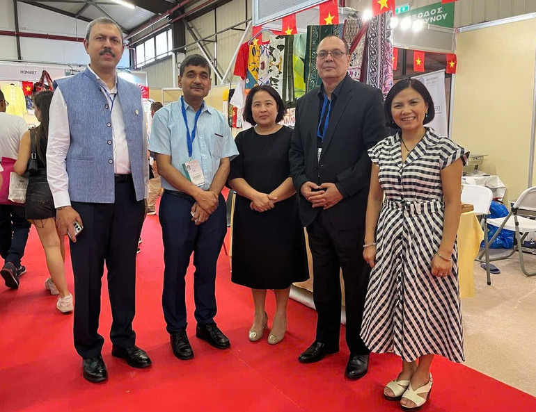 Trợ lý, Cố vấn Tài chính Bộ Dệt may Ấn Độ thăm gian hàng Việt Nam. (Ảnh: Đại sứ quán Việt Nam tại Hy Lạp) z7002161982223-f2c16a6c0d99b922f1b1ee059495e29a.jpg