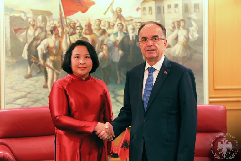Đại sứ Phạm Thị Thu Hương tiếp kiến Tổng thống Albania Bajram Begaj. (Ảnh: Đại sứ quán Việt Nam tại Hy Lạp) ds-pham-thi-thu-huong-tiep-kien-tong-thong-albania-bajram-begaj-sau-khi-trinh-quoc-thu.jpg